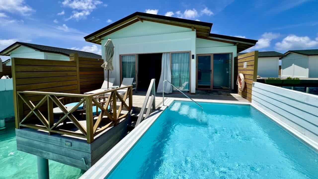 Joy Island Maldives Malediven Reisetipps Wasservilla mit Pool